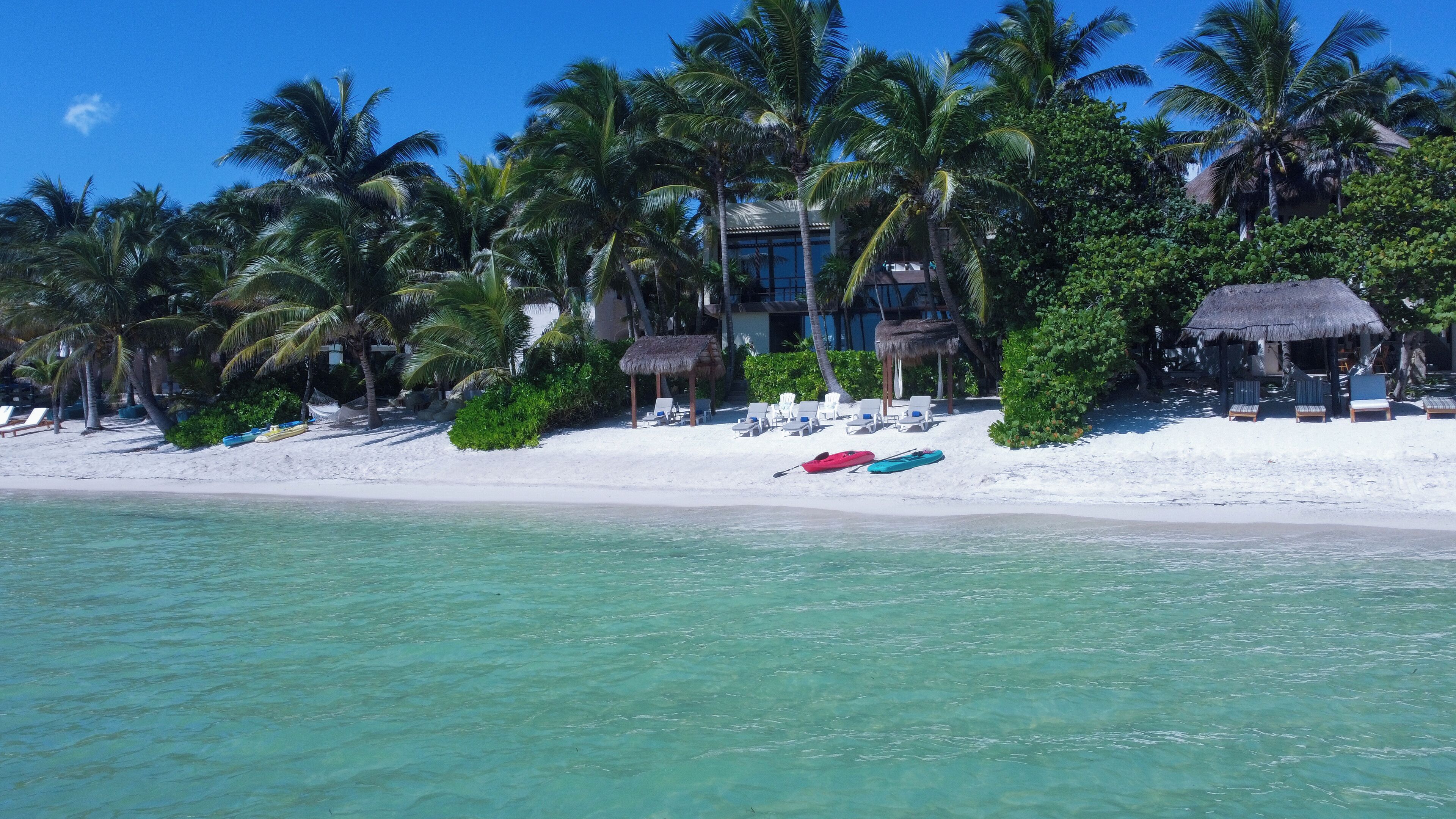 Am Strand, Liegestühle, Strandtücher