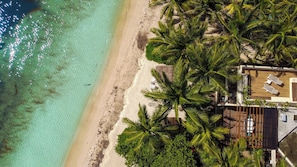 Plage, chaises longues, serviettes de plage