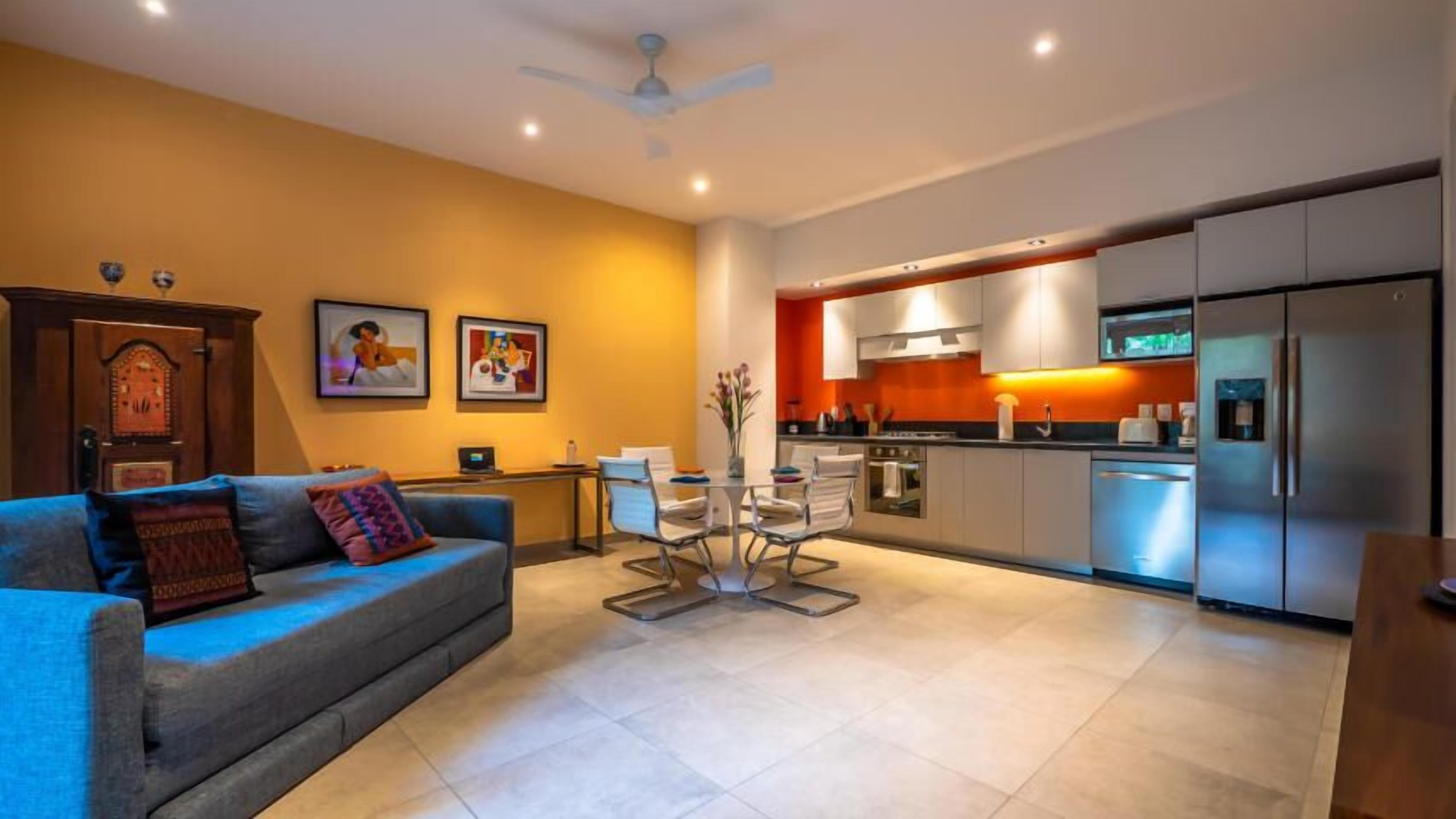 Clean & Comfortable Condo | POOLS, GYM, HOT TUBS