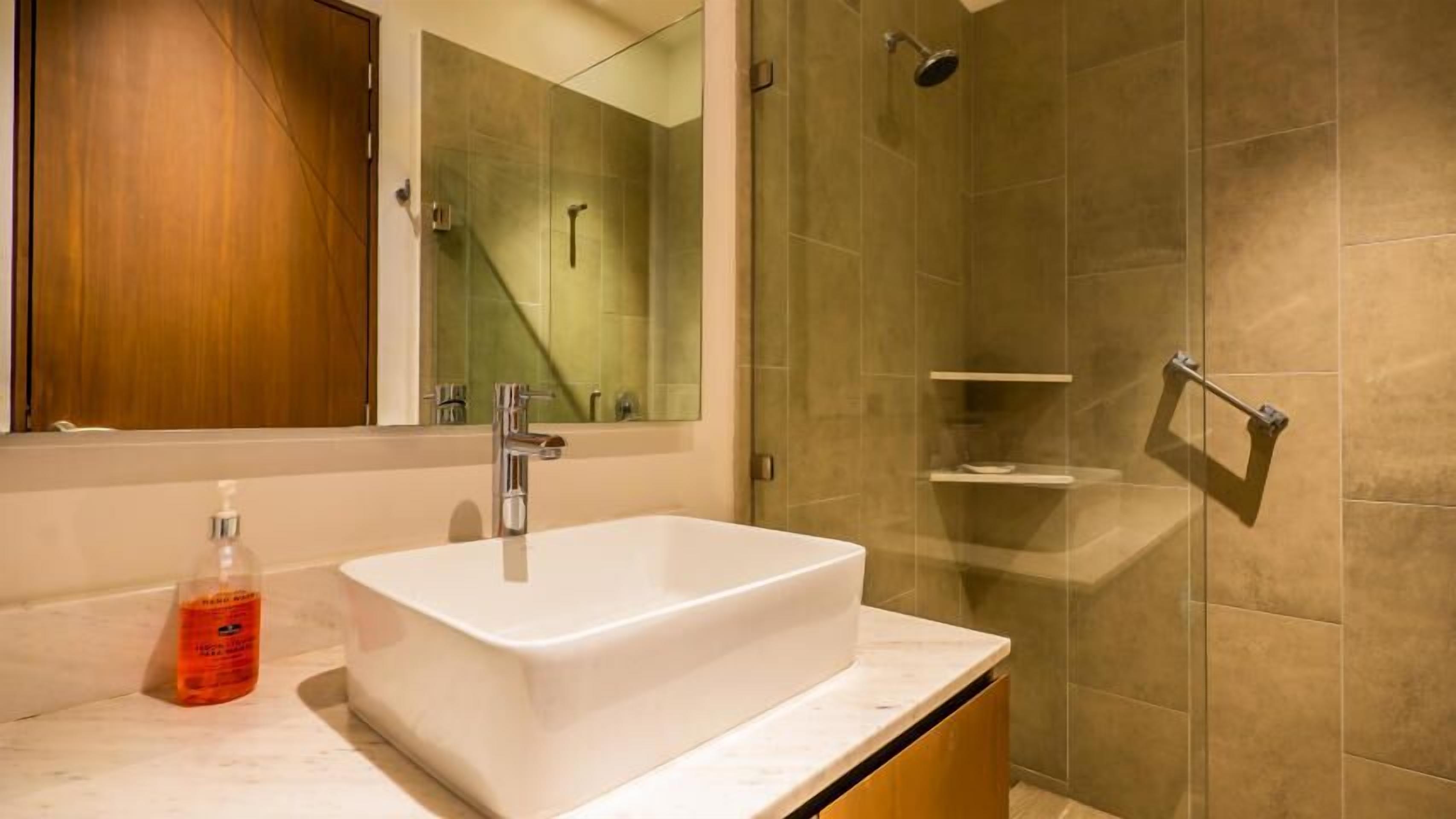 Clean & Comfortable Condo | POOLS, GYM, HOT TUBS