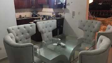 Kondominium, 3 kamar tidur, Boleh Merokok, balkon | Ruang makan