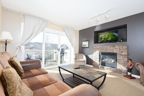 Een televisie en een open haard