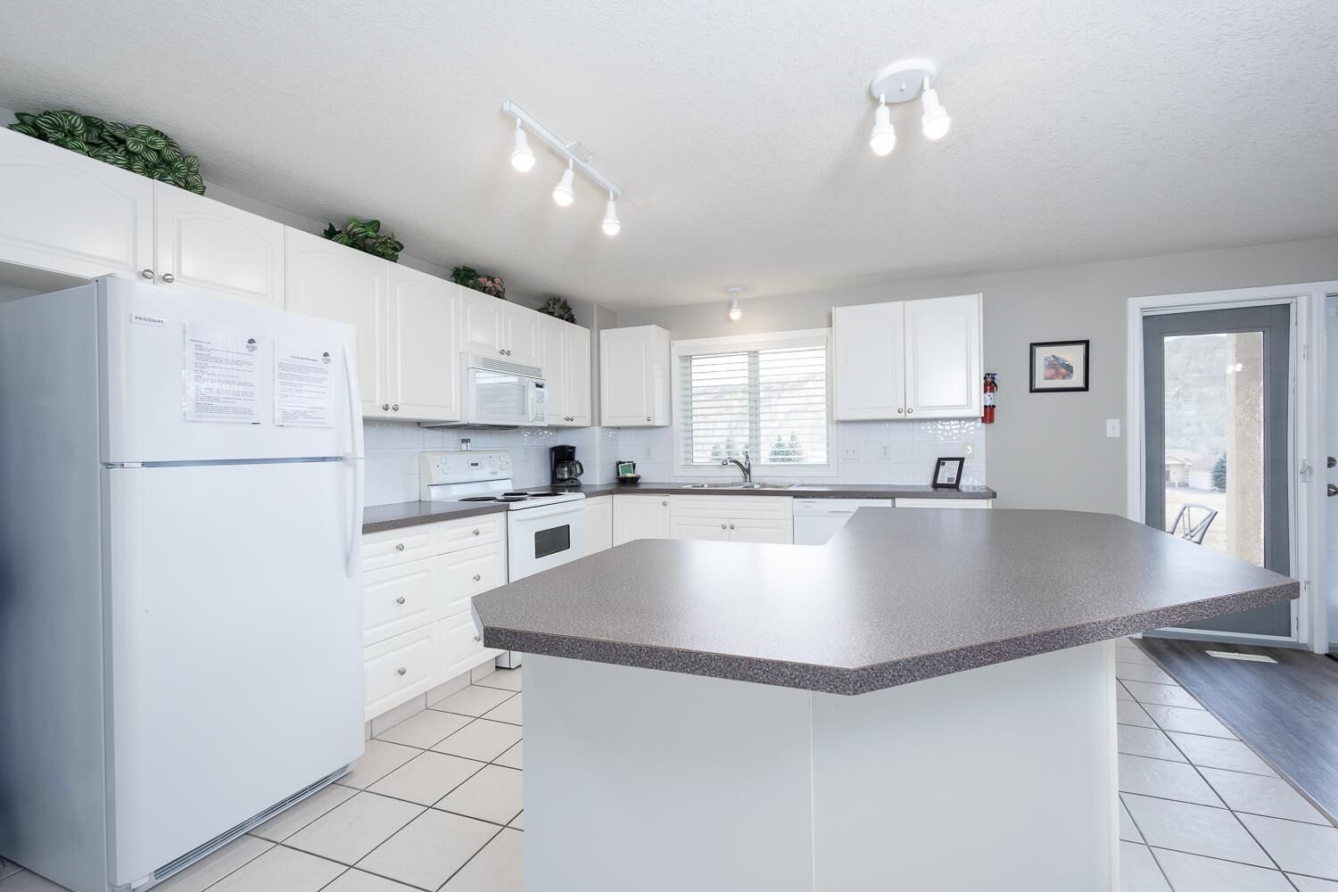 雪櫃、微波爐、焗爐、爐具