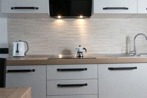 Appartement, 1 chambre | Coin cuisine privé | Réfrigérateur, micro-ondes, plaque de cuisson, lave-vaisselle