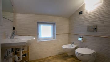 Apartment, 2 Bedrooms | Bathroom | Shower, hair dryer, bidet, towels