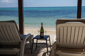 På stranden, liggestole, badehåndklæder