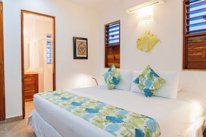 1 chambre, coffre-fort, fer et planche à repasser, lit de bébé portatif