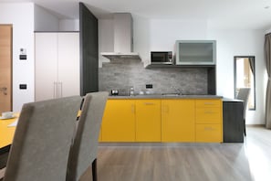 Apartemen, 2 kamar tidur | Dapur pribadi | Lemari es, microwave, kompor, dan mesin pencuci piring