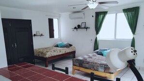 A bedroom with a bed, a desk, a chair, a wardrobe, and a ceiling fan. - Mi espacio en Cancun (Cancun)