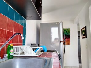 Kjøleskap, ovn, kokeplater og kaffetrakter/tekoker