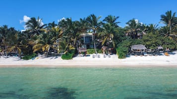Plage, chaises longues, serviettes de plage