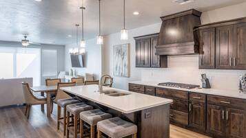 Townhome, Multiple Beds (Canyon Crest Escape) | Private kitchen | Electric kettle, toaster, paper towels