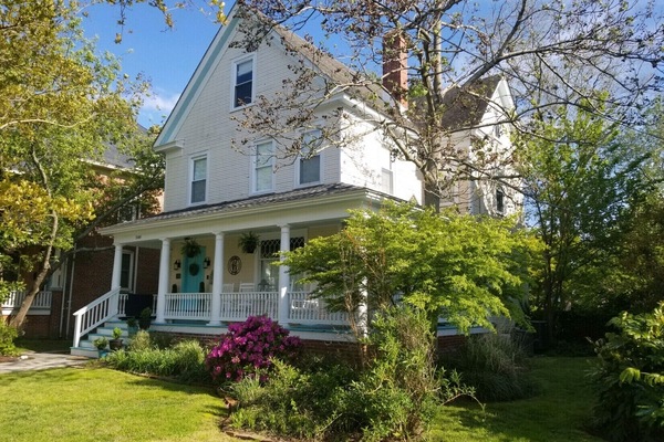 Located on Quiet Monroe Ave., Short Walk to Beach, Shops, Park, and Restaurants