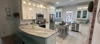 Renovated Gem: Walk to Beach, Historic District Shops, Restaurants, Central Park
