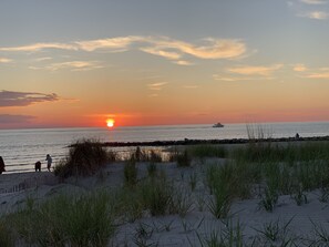Tæt på stranden, liggestole, badehåndklæder