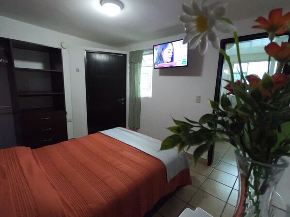 1 bedroom, desk, WiFi