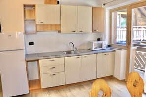 Apartemen | Dapur pribadi | Lemari es, microwave, kompor, dan peralatan masak/sendok-piring