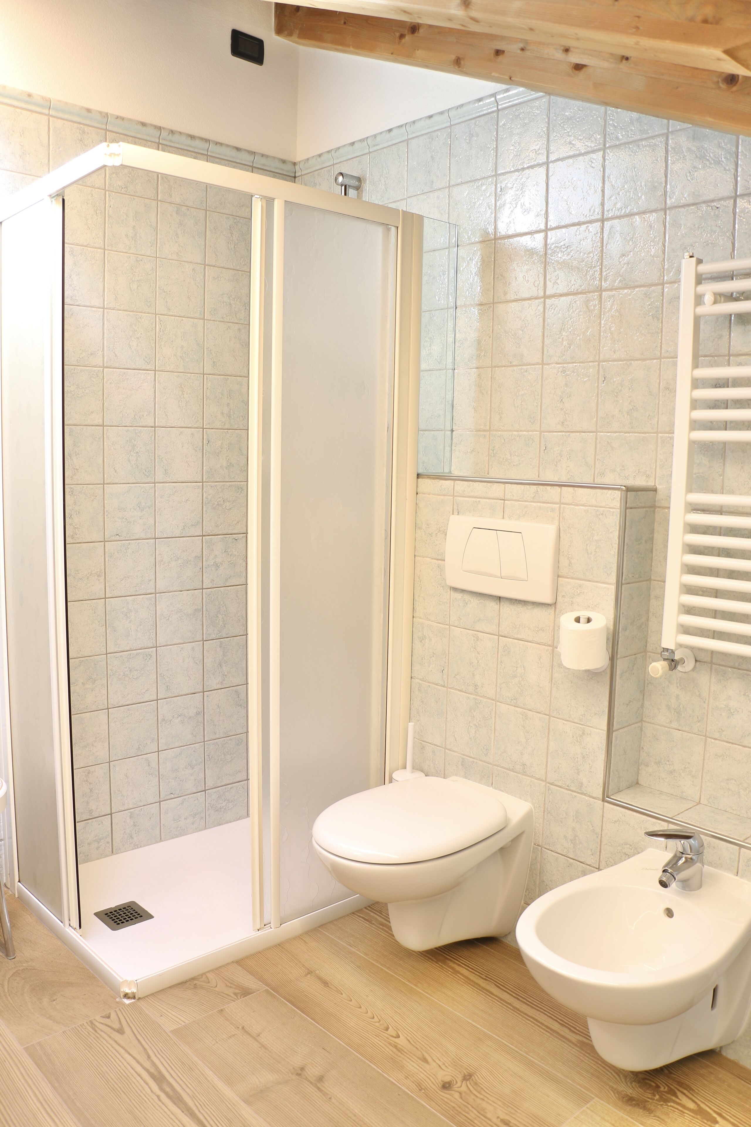 Appartement | Salle de bain | Douche, séchoir à cheveux, bidet, serviettes fournies