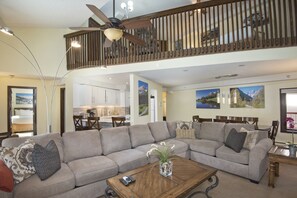 Smart TV, caminetto, lettore DVD, videoteca