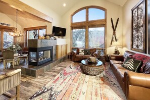 Smart-TV, peis, DVD-spiller og stereoanlegg