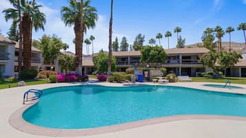 Alberca al aire libre y alberca climatizada