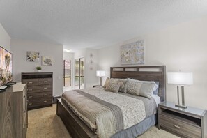 2 makuuhuonetta, työpöytä, silitysrauta/-lauta, vauvan matkasänky