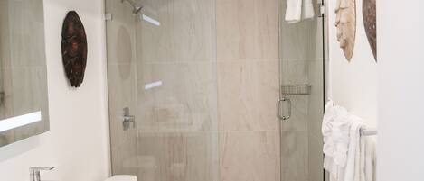 Habitación, 1 habitación | Baño | Regadera, regadera tipo lluvia, amenidades de baño gratuitas