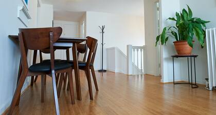 Two Bedroom airy modern apartment - Green Door