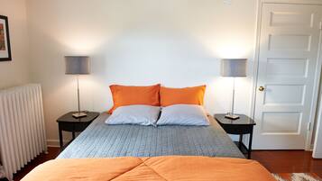 2 bedrooms, desk, iron/ironing board, WiFi