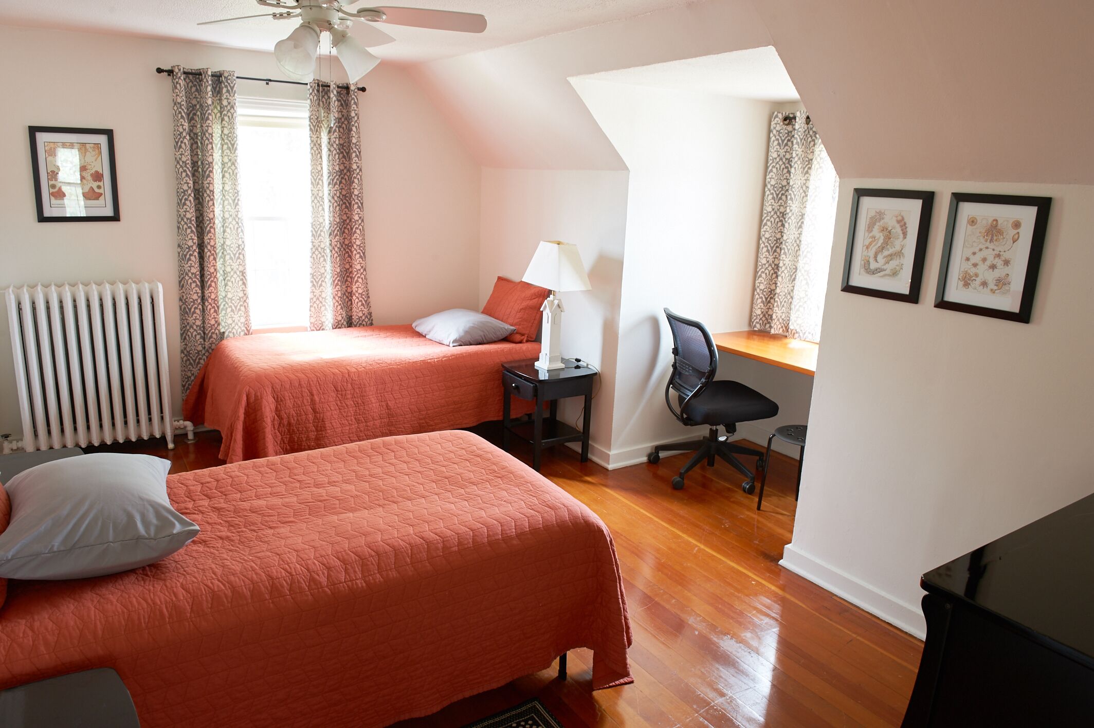 2 bedrooms, desk, iron/ironing board, WiFi