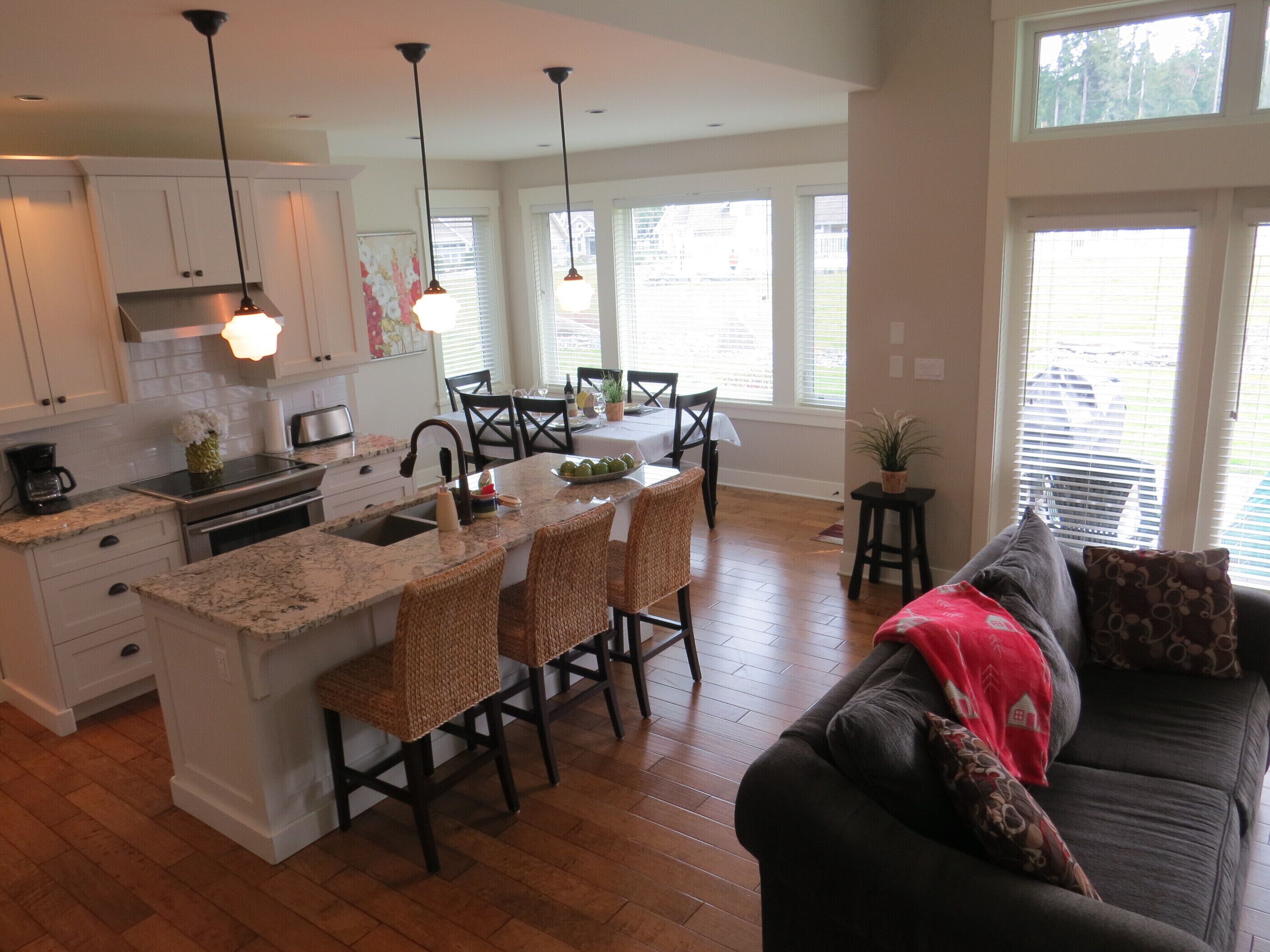 Qualicum Landing - 3 Bedroom Beach Home - Community Pool & Beach- Dog Friendly