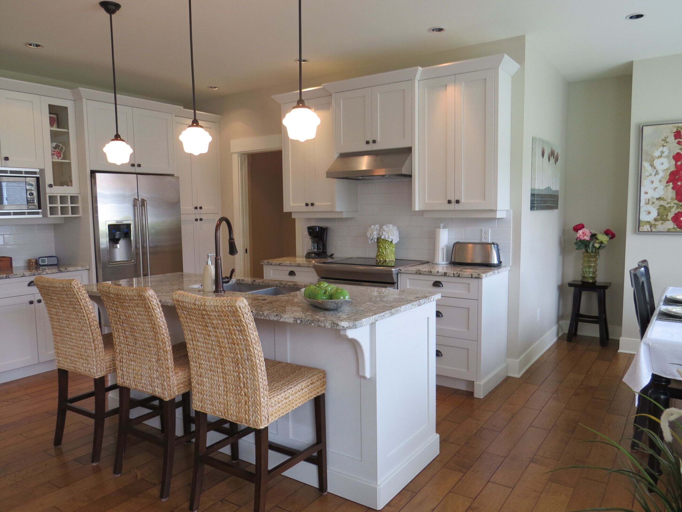 Qualicum Landing - 3 Bedroom Beach Home - Community Pool & Beach- Dog Friendly