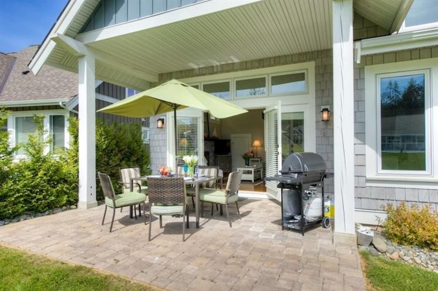 Qualicum Landing - 3 Bedroom Beach Home - Community Pool & Beach- Dog Friendly