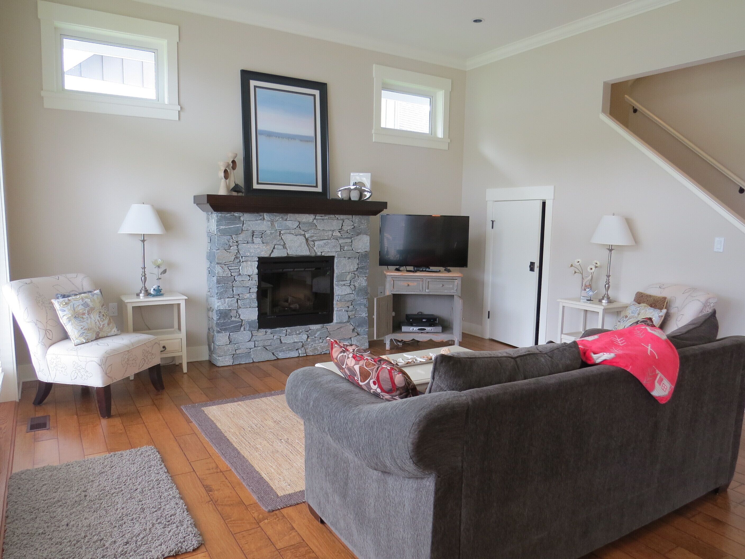 Qualicum Landing - 3 Bedroom Beach Home - Community Pool & Beach- Dog Friendly