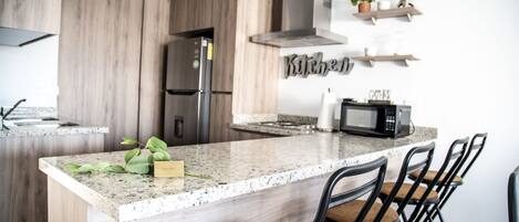 Kühlschrank, Mikrowelle, Ofen, Herdplatte