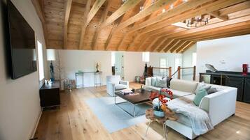 Een televisie en een kantoor