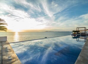 Una piscina al aire libre, una piscina infinita