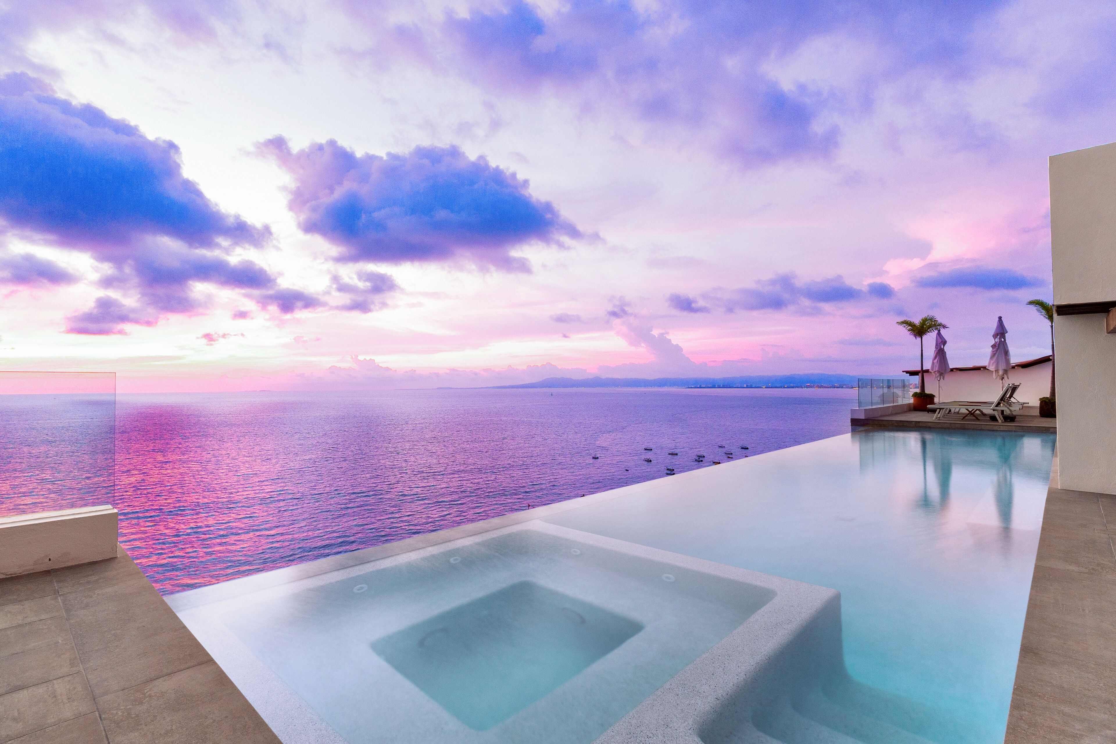 Outdoor pool, an infinity pool