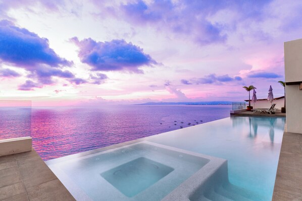 Una piscina al aire libre, una piscina infinita