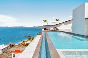 Una piscina al aire libre, una piscina infinita