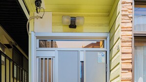 Une barrière de sécurité métallique à deux battants, dotée d’une serrure à clé et d’une petite plaque sur la porte de droite.