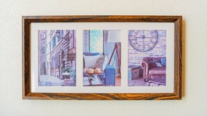 Un collage encadré représentant trois scènes d’intérieur : une rue étroite bordée d’immeubles, une pièce chaleureuse avec une lampe et un fauteuil, et une autre pièce avec une horloge au mur.