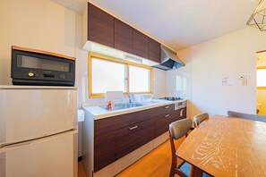 Frigorífico, microondas, placa de cocina y cafetera o tetera
