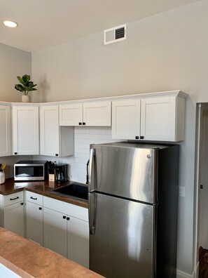 Fridge, microwave, oven, stovetop - Canary Cottage in the Heart of MainStrasse Village (Covington)