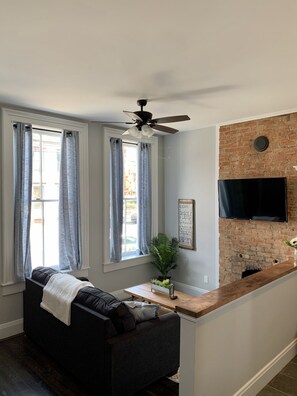 Smart TV - Canary Cottage in the Heart of MainStrasse Village (Covington)