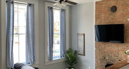 Canary Cottage in the Heart of MainStrasse Village