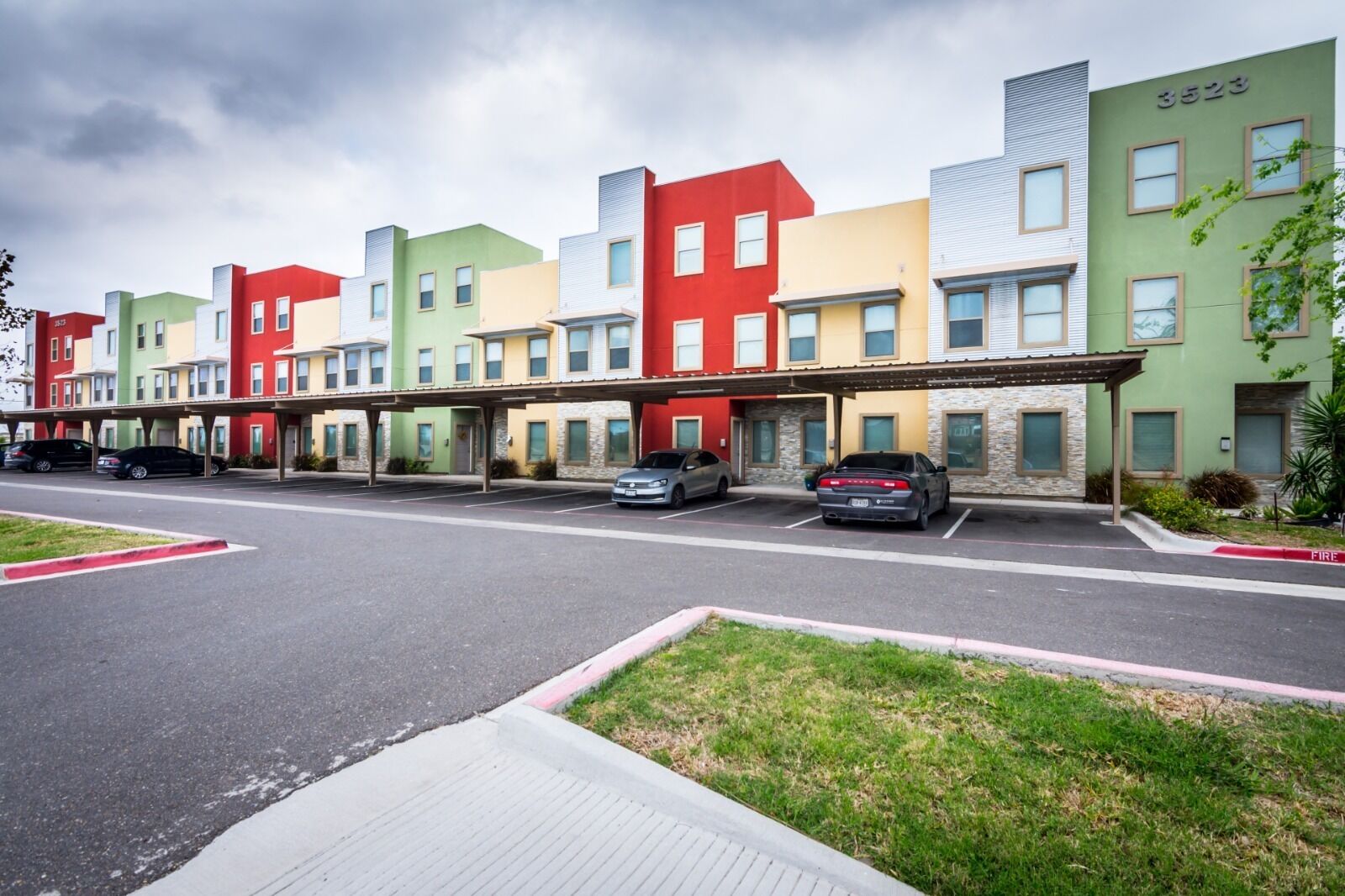Cozy & Sanitized Three Story Home Near Hospital with WIFI