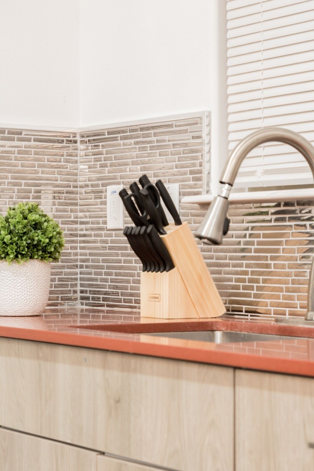 Cozy & Sanitized Three Story Home Near Hospital with WIFI