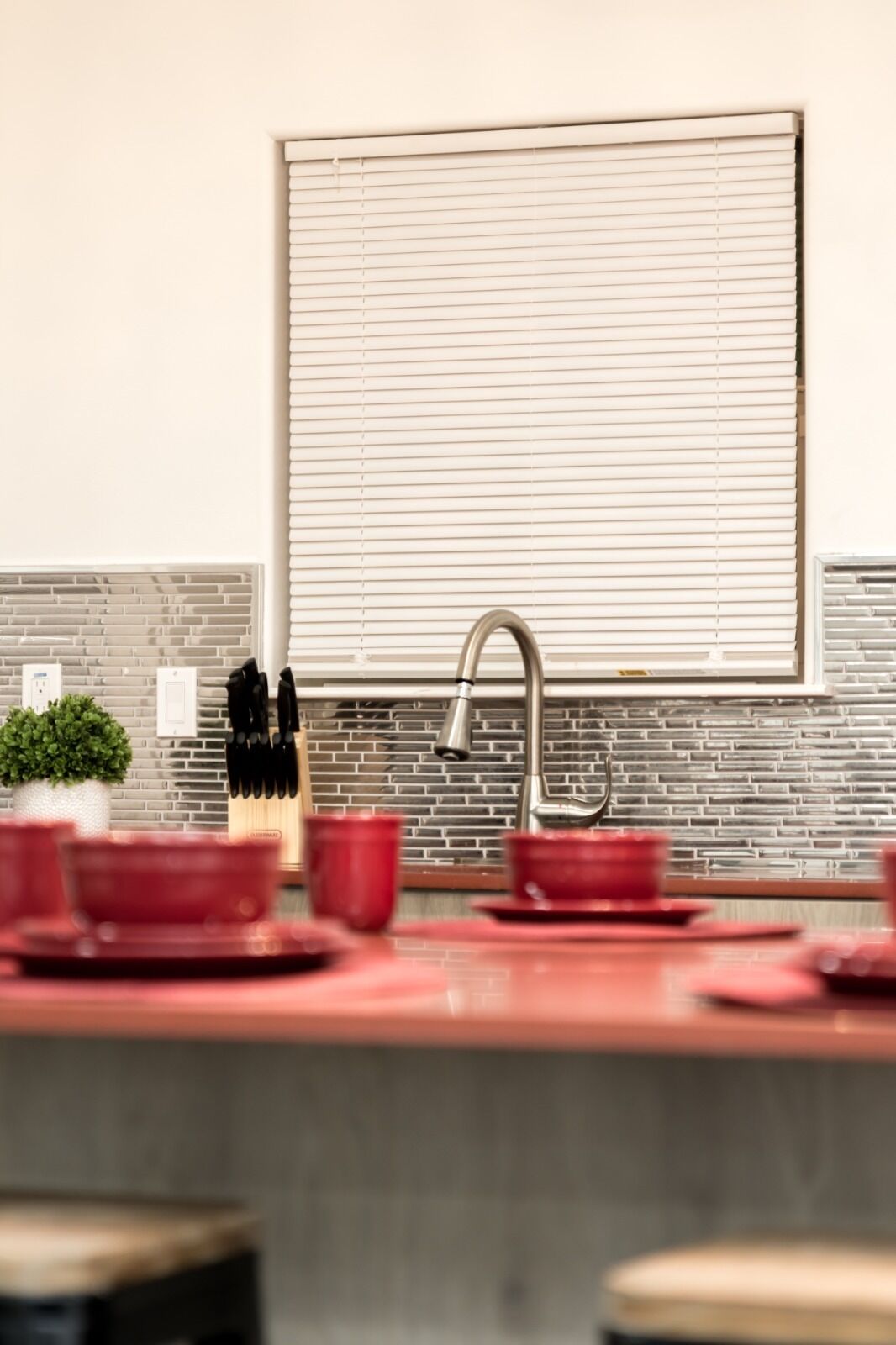 Cozy & Sanitized Three Story Home Near Hospital with WIFI