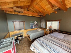 6 bedrooms, desk, free WiFi, bed sheets